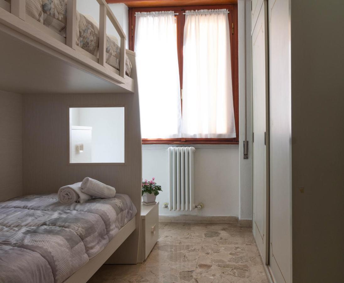 Mamma Ciccia Holiday Home - Lake Front Apartment Манделло-дель-Ларіо Екстер'єр фото
