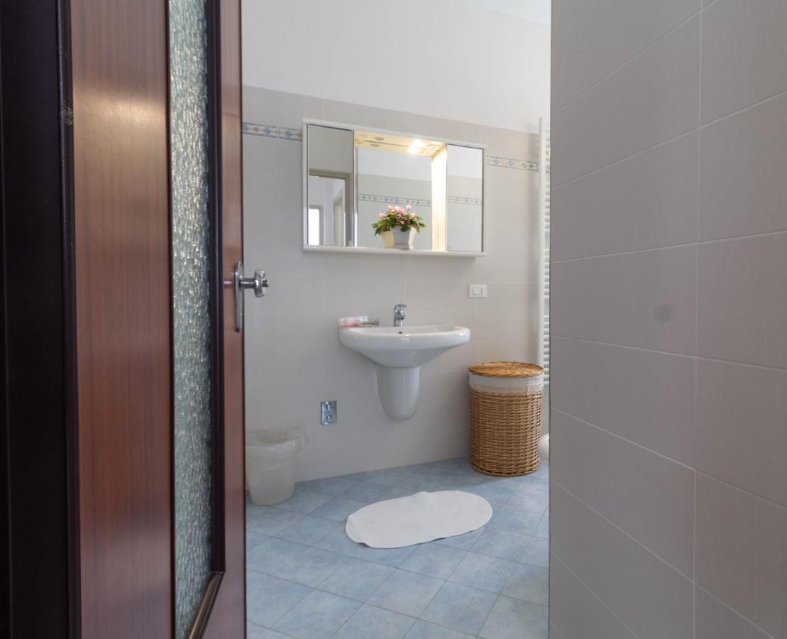 Mamma Ciccia Holiday Home - Lake Front Apartment Манделло-дель-Ларіо Екстер'єр фото